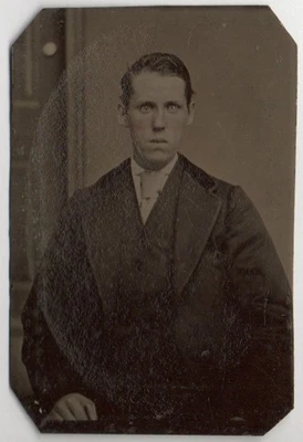 TINTYPE CDV MAN IN SUIT, PIERCING EYES, VICTORIAN FASHION #D4362 - Image 1 of 2