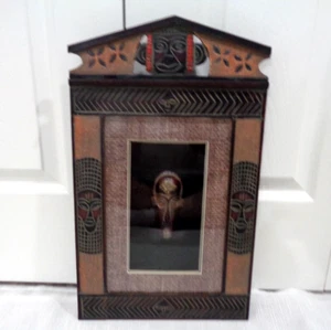 Máscara tribal africana MED 19" X 12" en caja de sombra de madera tallada enmarcada y mate usada en excelente estado - Imagen 1 de 5