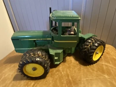 ERTL  John Deere 8650 4-Wheel-Drive Articulating Tractor W Duals 1/16 - Image 1 of 2