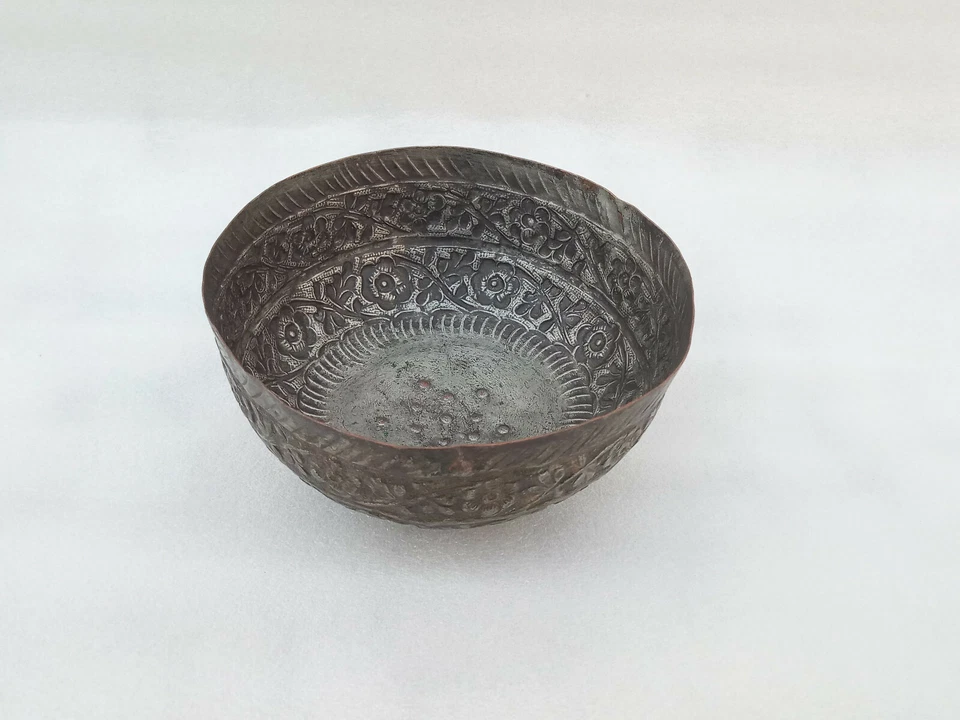 Antiguo cuenco de cobre diseño floral cuenco tribal antiguo en relieve taza de verduras Foto 1 de 4