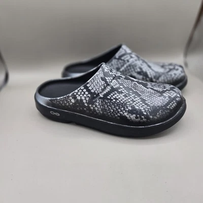 Oofos OOcloogs tamancos sapatos de recuperação preto prata cobra slip on feminino tamanho 10 - Imagem 1 de 4