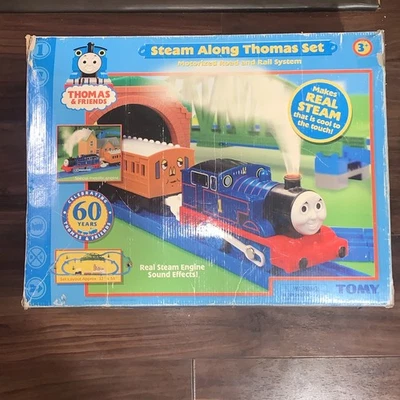 JUEGO TOMY TRACKMASTER THOMAS & FRIENDS VAPOR A LO LARGO THOMAS INCOMPLETO - SIN TRENES Foto 1 de 4