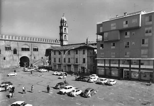 A2132) FAENZA PIAZZA MARTIRI DELLA LIBERTÀ AUTOMOBILI ANIMATA - Bild 1 von 2