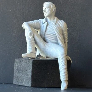 3D Resin gedruckte Figur - viele Skalen - Variationen eines Mannes sitzend mit Knie hoch - Bild 1 von 6