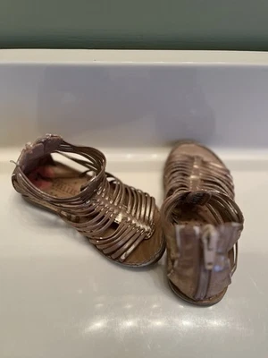 Sandalias de gladiador doradas para niña Seychelles con cierre de cremallera talla 7 Foto 1 de 3