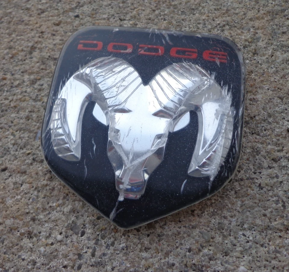 Dodge Ram parrilla emblema insignia calcomanía logotipo 1500 2500 OEM genuino original de fábrica Foto 1 de 1