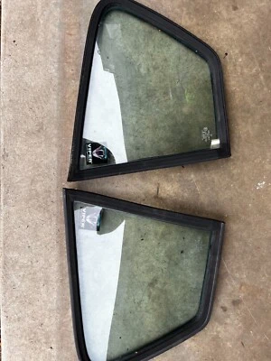 Cuarto de cristal de ventana trasero Porsche 924 944 con moldura de aluminio Foto 1 de 4