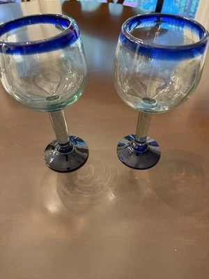 手工吹制墨西哥玻璃 2 干葡萄酒工匠高脚杯钴蓝色边缘底座 — 第 1/4 张图片