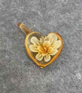 Corazón de vidrio de color neutro con flor interior colgante de moda sin marca - Imagen 1 de 2