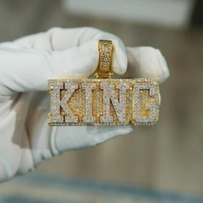 Colgante con letras personalizadas de diamantes creados en laboratorio de 4 quilates para hombre en acabado de oro amarillo de 14 quilates Foto 1 de 3