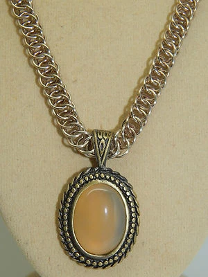 Colgante de ágata natural y latón antiguo en malla 'champán', hecho a mano Foto 1 de 4