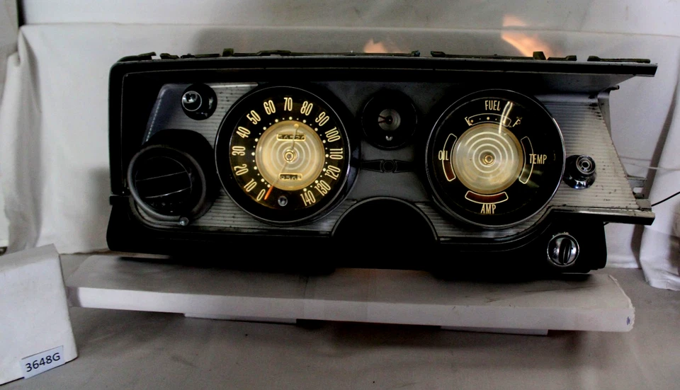 1963 - 1964 年 BUICK RIVIERA 仪器簇/速度计带边框、三角形和电线 — 第 1/4 张图片