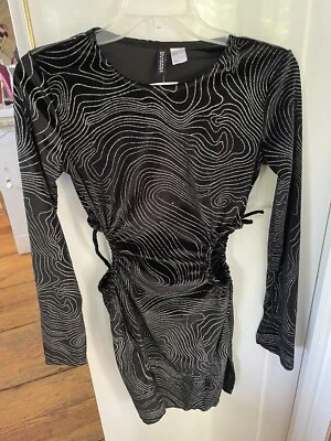Mini Vestido H&M Dividido Negro y Plata Brillo Remolino Recorte Manga Larga Mujer Nuevo con Etiquetas Foto 1 de 4