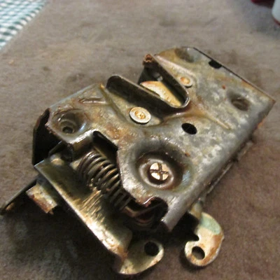 Nuevo de Lote Antiguo Ford Torino Granada Maverick Fairmont Puerta Trasera Derecha Pestillo Asby Foto 1 de 4