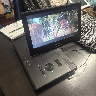 Reproductor de DVD portátil con pantalla giratoria SYLVANIA SDVD1332 13,3" Foto 1 de 4