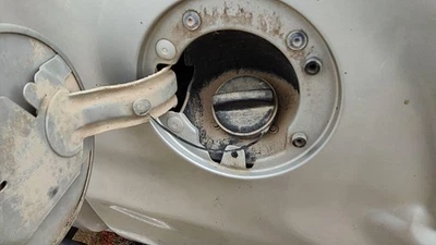 Silverado 1500 2014-2016 conjunto de cuello de llenado de combustible con tapa de gasolina OEM 22821385 Foto 1 de 4