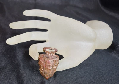 INSIGNIA DE MOTOCICLETA INDIA RIENDO AÑOS 30 EMBLEMA PUNTA DE FLECHA BASTIAN BROS. NY EE. UU. Foto 1 de 4