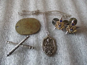 ORIG(5) WWII USMCR ETICHETTA CANE + SPILLE DISTINTIVO + COLLANA ARTIGLIERIA DA CAMPO STELLA/AQUILA COLLARE - Foto 1 di 23