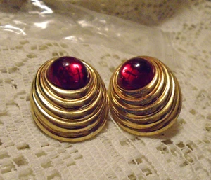 80er Jahre Ära Vintage Modeschmuck goldfarbene durchbohrte Cobochan Ohrringe rot Mitte - Bild 1 von 1