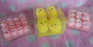 Tre scatole di sfocato piccola Pasqua decorazione pulcini cesto rosa giallo nuovo con scatola - Foto 1 di 7