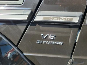 2X Mercedes Benz AMG V8 BiTurbo emblema guardabarros lateral cromado insignia 3D 17+ G63 E63 - Imagen 1 de 8