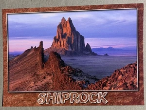 Postkarte Shiprock, New Mexico. Dramatischer Vulkanhals bedruckt in Italien. Unbespielt - Bild 1 von 2