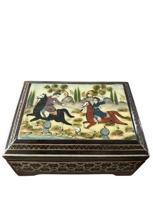 Caja de baratijas de madera con incrustaciones de marquetería persa Khatam con escena de caza pintada a mano  Foto 1 de 4