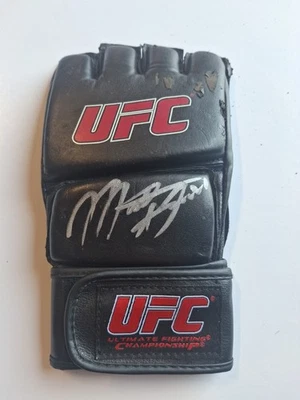 GUANTE UFC FIRMADO POR MIKE BROWN CERTIFICADO DE AUTENTICIDAD BAS BECKETT CERTIFICADO DE AUTENTICIDAD Foto 1 de 2
