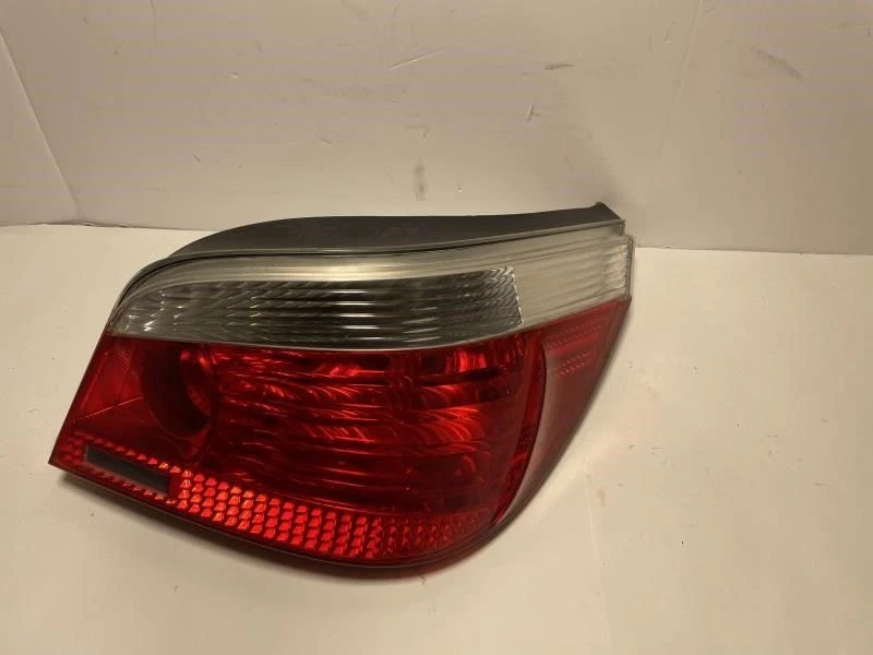 2004-2007 BMW 525I PASSENGER RIGHT SIDE TAIL LIGHT OEM  - Изображение 1 из 1