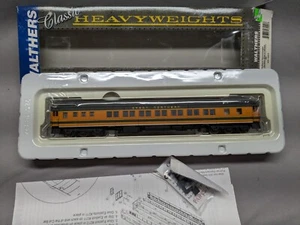 Walthers Heavyweight #932-10213 GREAT NORTHERN Pullman 14-section passenger car - Picture 1 of 8