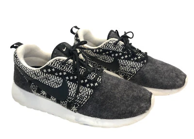 Nike Mujer Talla 7 Roshe One Invierno Negro Blanco Zapatos para Correr 685286-001 Usados en Excelente Condición Foto 1 de 4