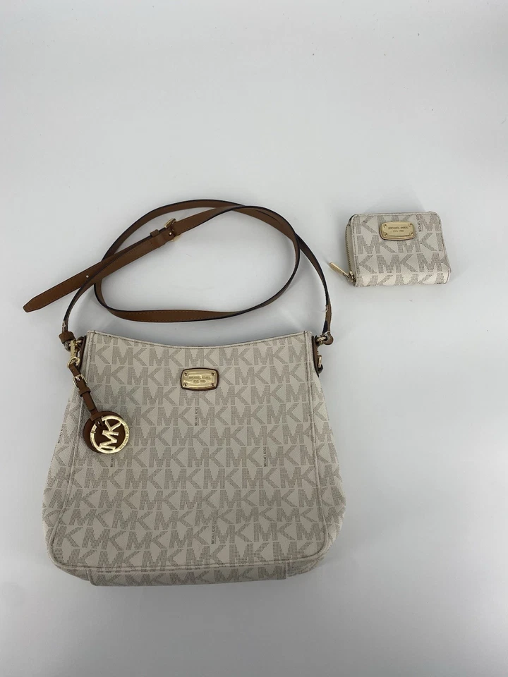 Bolso Bandolera y Cartera Michael Kors Vanilla MK Logo Signature Herrajes Dorados Foto 1 de 4
