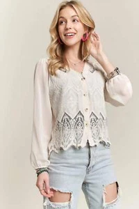 Blusa bordada con botones ADORA - Imagen 1 de 8