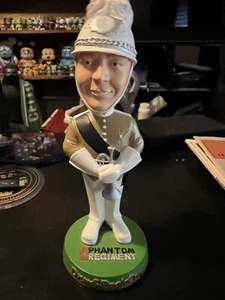 Molto raro Phantom Regiment 2000 Soprano Bobblehead - Corpo batteria - DCI - OTTIME CONDIZIONI - Foto 1 di 4