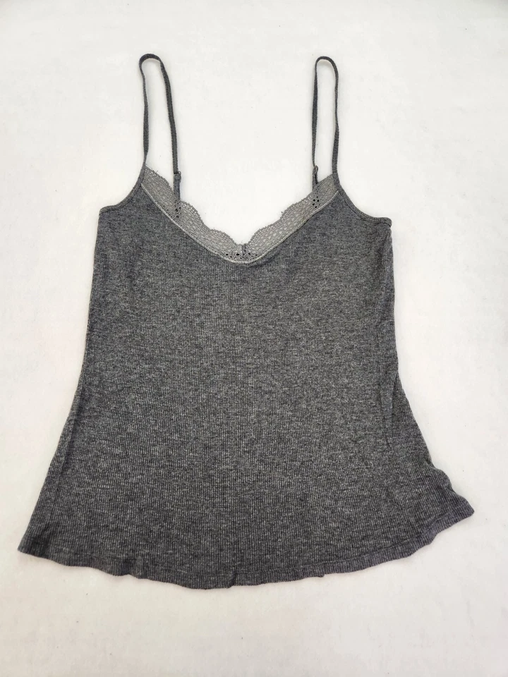 Camiseta sin mangas Victoria Secret con correa de espagueti M sexy elegante gris bajo capa ribete de encaje Foto 1 de 4
