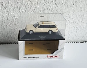 herpa 070485 Mercedes-Benz E 200 T Taxi S210 T-Modell Kombi 1:43 in PC Vitrine - Imagen 1 de 4