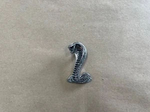 Ford Mustang SVT 2003-2004 Cobra Snake emblema de guardabarros derecho - OEM - Imagen 1 de 8