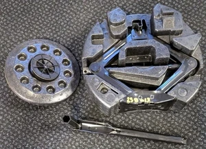 2013 FORD FOCUS JACK AND TOOL KIT - Picture 1 of 7