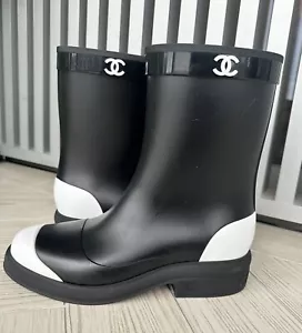 Stivali da pioggia Wellington in gomma nera con logo Chanel CC £890 36 - Foto 1 di 10