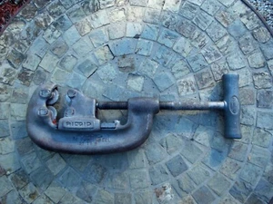 VINTAGE RIDGID, HEAVY DUTY FOUR WHEEL NO. 42 PIPE CUTTER - Picture 1 of 5