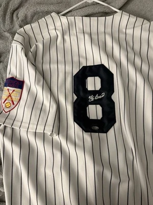 Camiseta Yogi Berra New York Yankee número 8 firmada en la parte posterior Foto 1 de 3