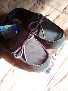 *NEW* Dearfoams Men’s Mocassin Slipper Wide Width Shoes. Size: L (11-12) *NEW* - Picture 1 of 3