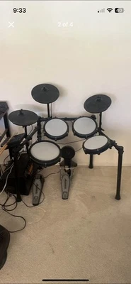 Juego de batería electrónica de malla Alesis Nitro Max Foto 1 de 2