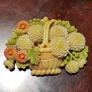 VINTAGE 1950'S CELLULOID PLASTIC BASKET OF CHRYSANTHEMUM FLOWERS PIN - Picture 1 of 8