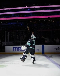 Foto de hockey de Philipp Grubauer lanzando el salmón Seattle Kraken 8x10 NHL - Imagen 1 de 1
