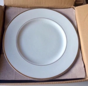 6 Mikasa Cameo gold lined porcelain plates RRP £120+ - Picture 1 of 6
