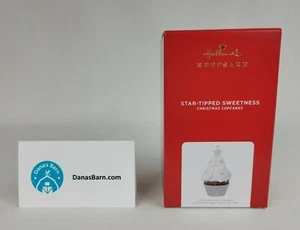 Hallmark Keepsake Ornament 2021 ~ Cupcakes de Navidad Dulzura con punta de estrella  - Imagen 1 de 7