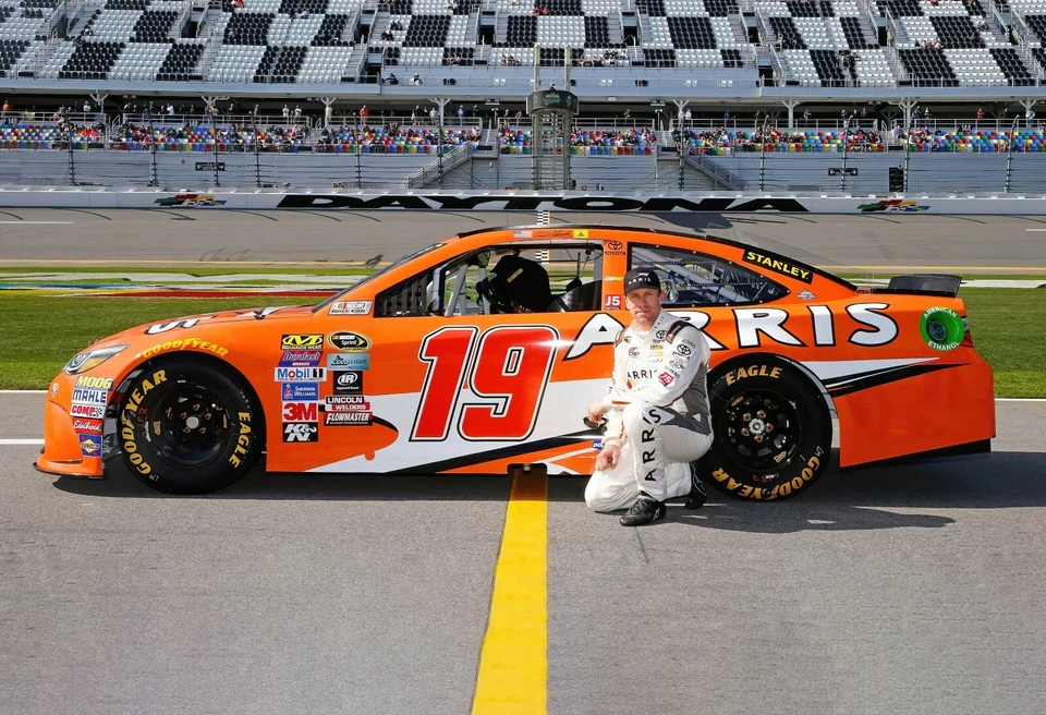 Cartel brillante impresión fotográfica Carl Edwards Arris Daytona pose de conductor de auto NASCAR 13x19 Foto 1 de 1