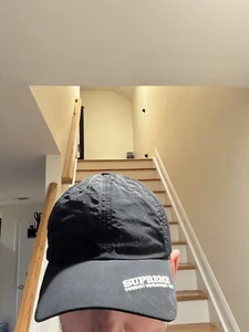 Cappellino Supreme con visiera logo 6 pannelli stile unisex: Ss21h137 - Foto 1 di 4
