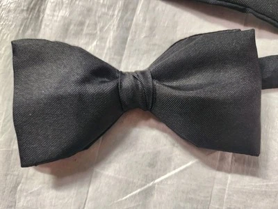 Corbata negra lisa funeral boda seda pajarita para hombre por Frederick Theak FK  Foto 1 de 4